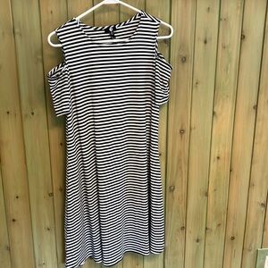 A & I Women’s Black & White Striped Short Sleeve w/Cold Shoulder Sz M Dress